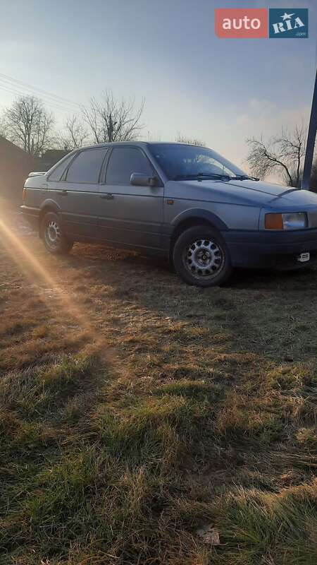 Седан Volkswagen Passat 1990 в Дергачах