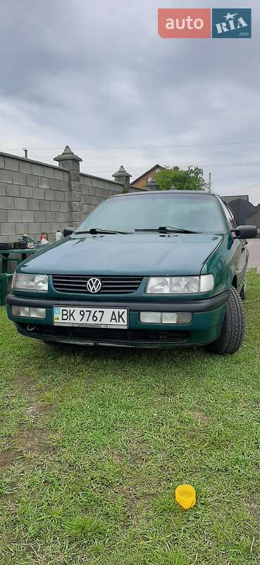 Седан Volkswagen Passat 1996 в Сарнах