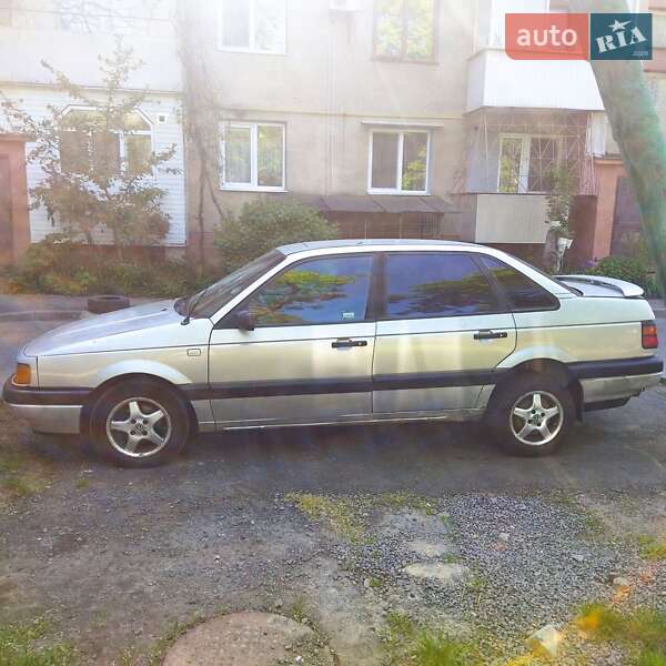 Седан Volkswagen Passat 1990 в Ужгороді