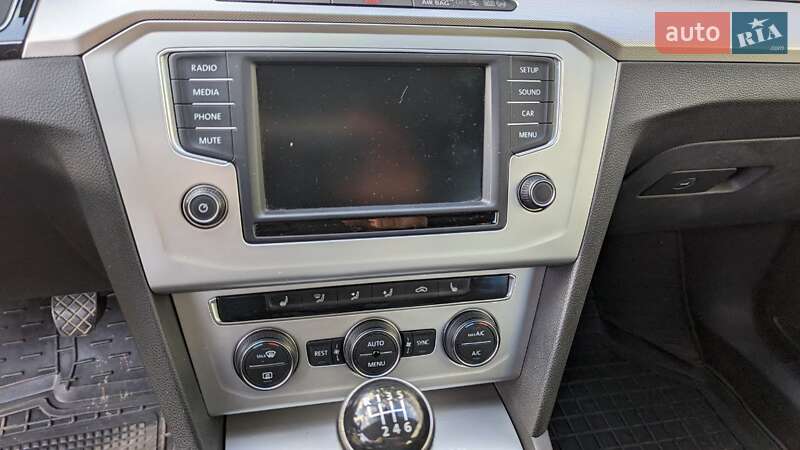 Універсал Volkswagen Passat 2016 в Житомирі