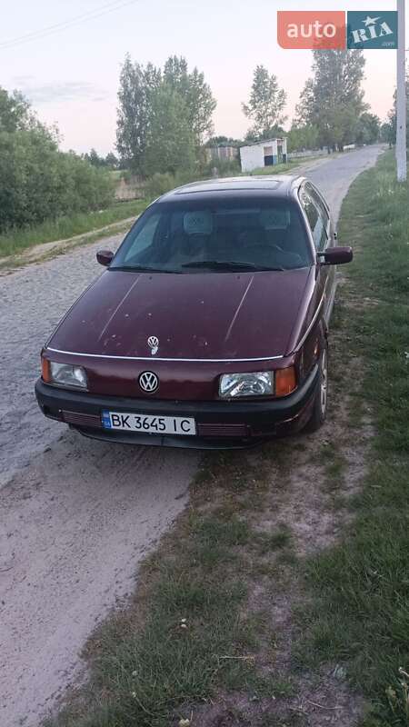 Седан Volkswagen Passat 1992 в Рокитному