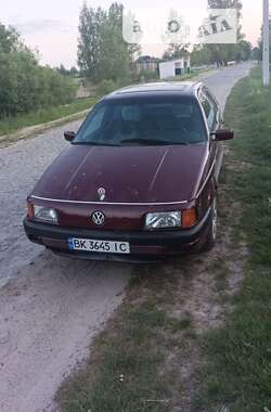 Седан Volkswagen Passat 1992 в Рокитном