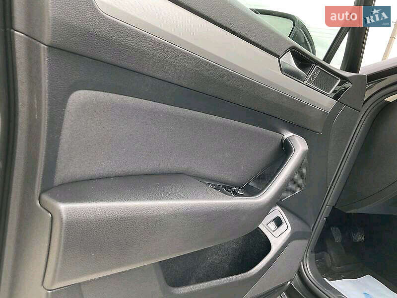 Универсал Volkswagen Passat 2017 в Бориславе