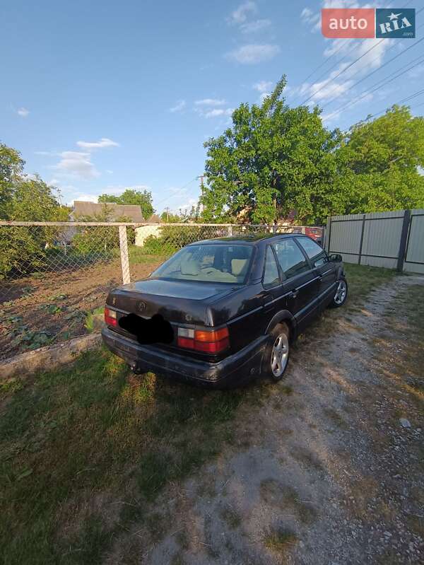 Седан Volkswagen Passat 1992 в Барышевке