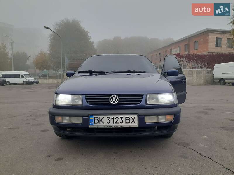 Седан Volkswagen Passat 1996 в Рівному