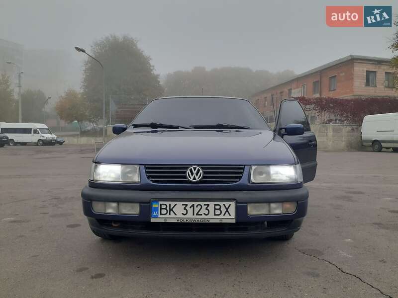 Седан Volkswagen Passat 1996 в Рівному