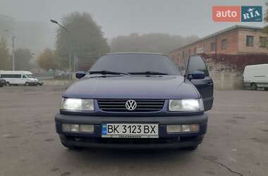 Седан Volkswagen Passat 1996 в Ровно