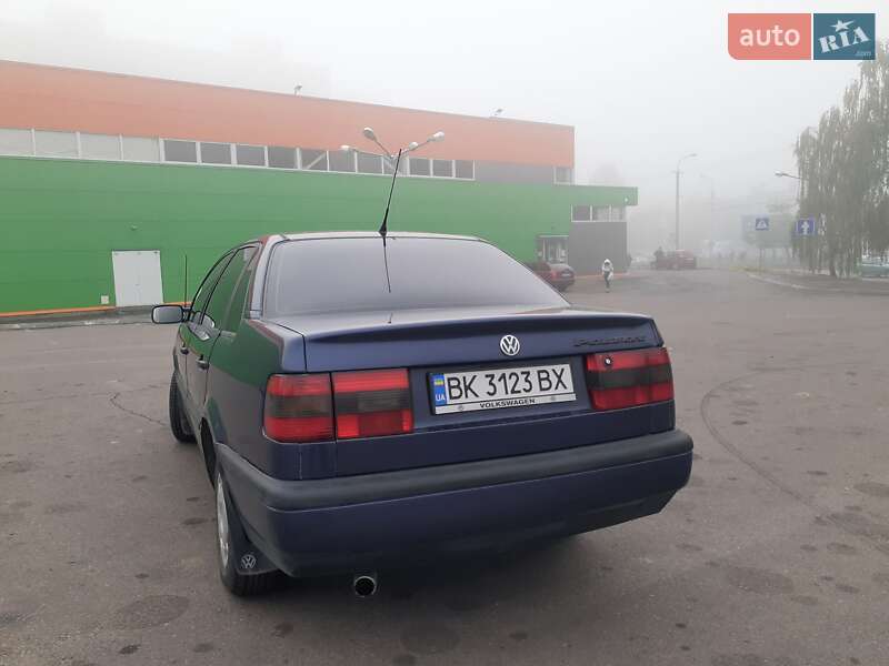 Седан Volkswagen Passat 1996 в Рівному