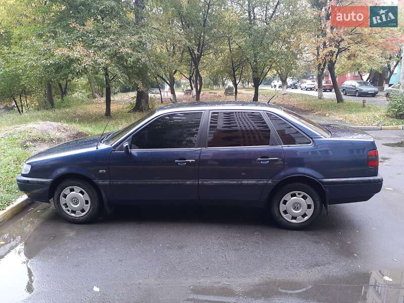 Седан Volkswagen Passat 1996 в Рівному