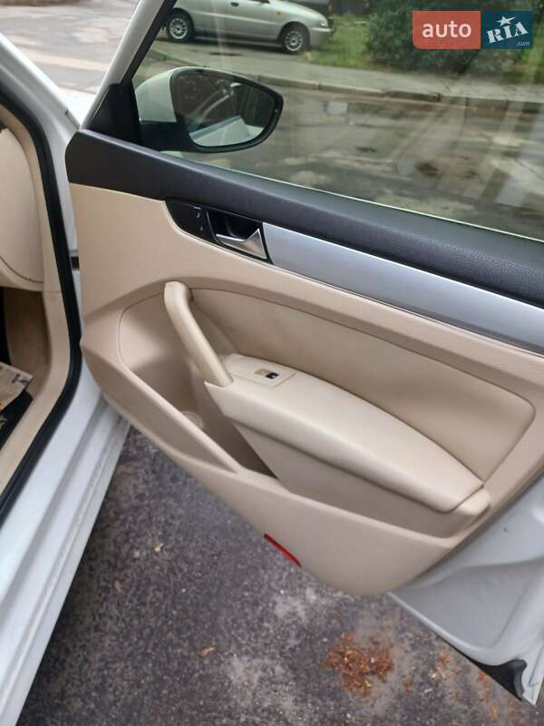 Седан Volkswagen Passat 2011 в Києві