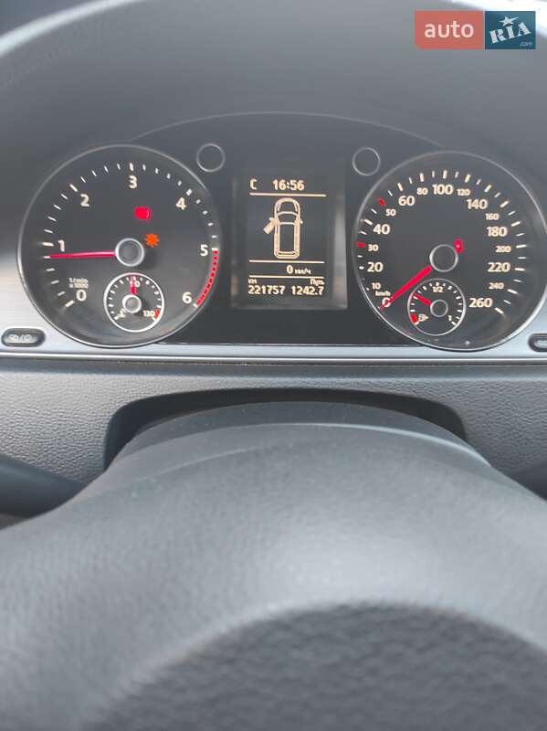 Універсал Volkswagen Passat 2013 в Житомирі