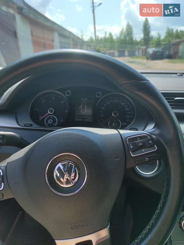 Універсал Volkswagen Passat 2013 в Житомирі