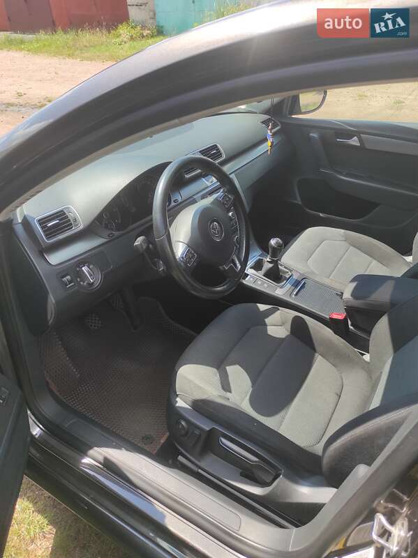 Універсал Volkswagen Passat 2013 в Житомирі