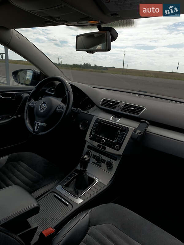 Универсал Volkswagen Passat 2012 в Дубровице