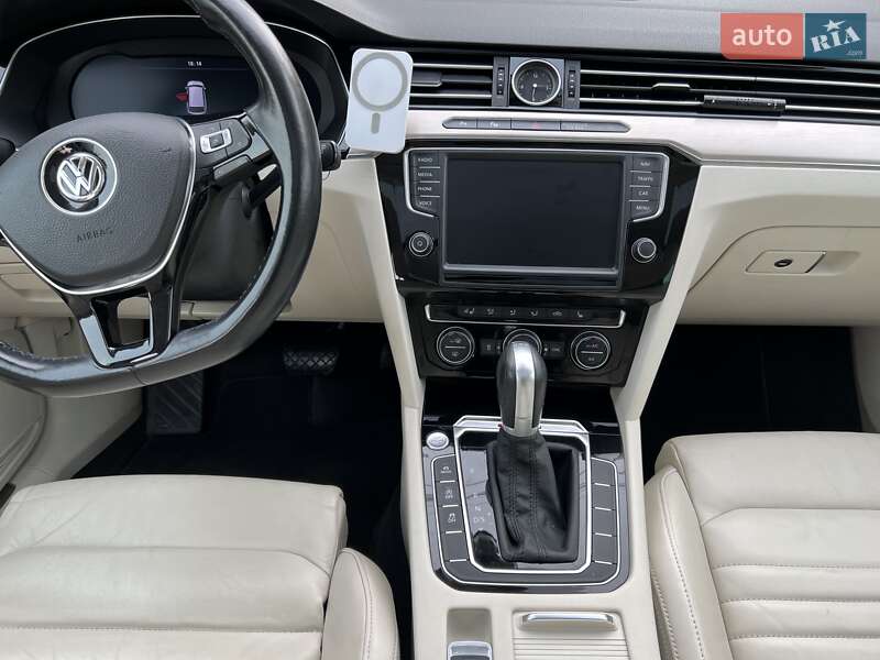 Універсал Volkswagen Passat 2015 в Ужгороді
