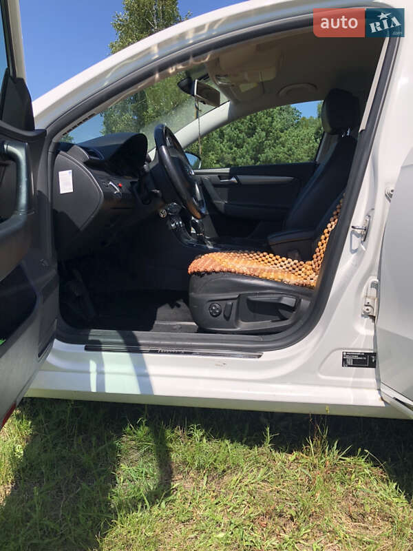 Універсал Volkswagen Passat 2011 в Рівному