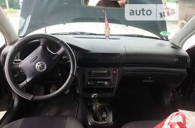 Седан Volkswagen Passat 2000 в Тростянце