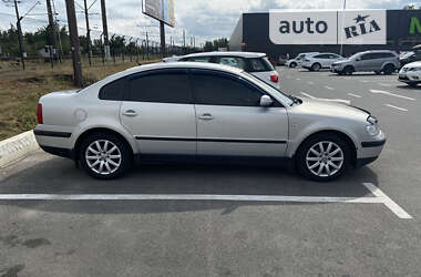 Седан Volkswagen Passat 1999 в 