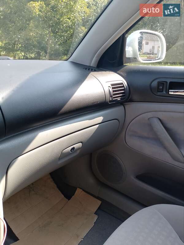 Універсал Volkswagen Passat 2001 в Бурштині