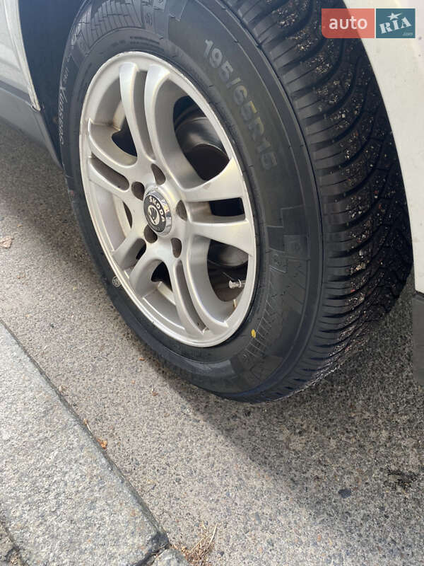 Седан Volkswagen Passat 2002 в Киеве