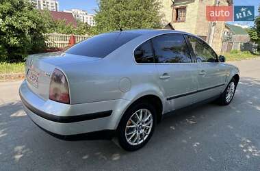 Седан Volkswagen Passat 2001 в Семеновке