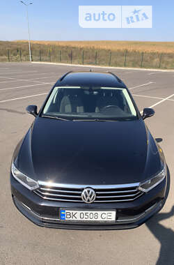 Універсал Volkswagen Passat 2015 в Рівному