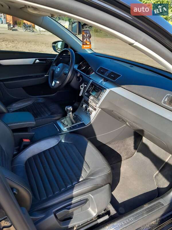 Універсал Volkswagen Passat 2011 в Дубровиці