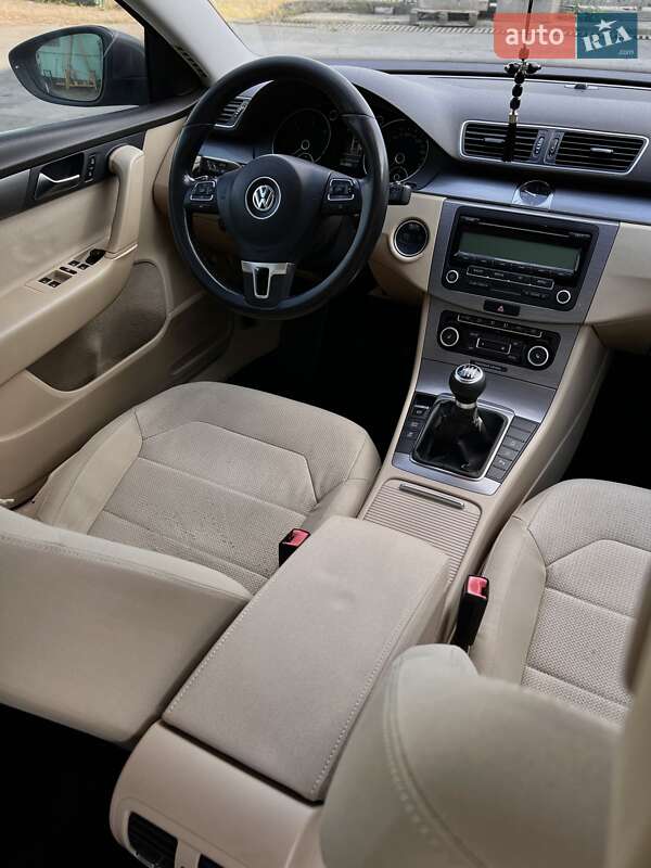Седан Volkswagen Passat 2011 в Хусте