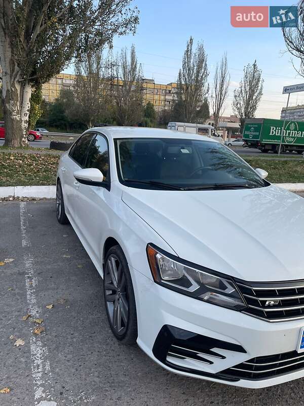 Седан Volkswagen Passat 2018 в Днепре
