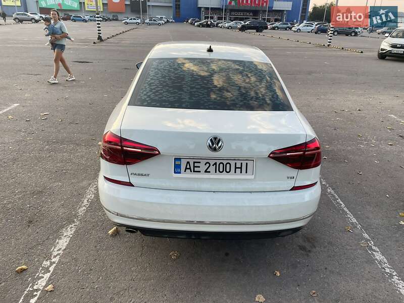 Седан Volkswagen Passat 2018 в Днепре
