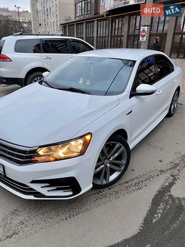 Седан Volkswagen Passat 2017 в Кропивницком