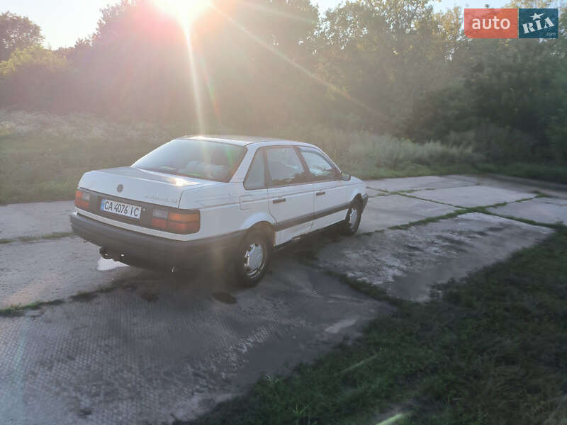 Седан Volkswagen Passat 1990 в Драбове