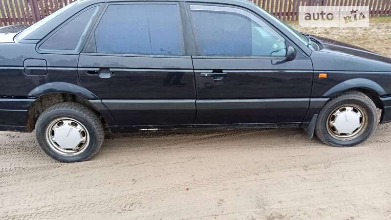 Седан Volkswagen Passat 1993 в Дубровице