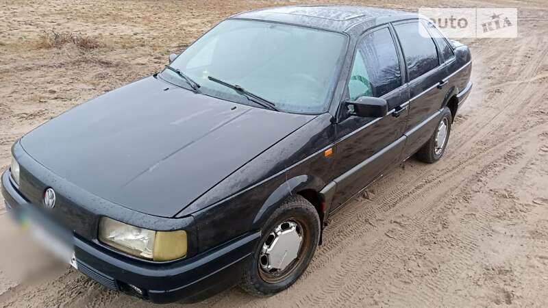 Седан Volkswagen Passat 1993 в Дубровице