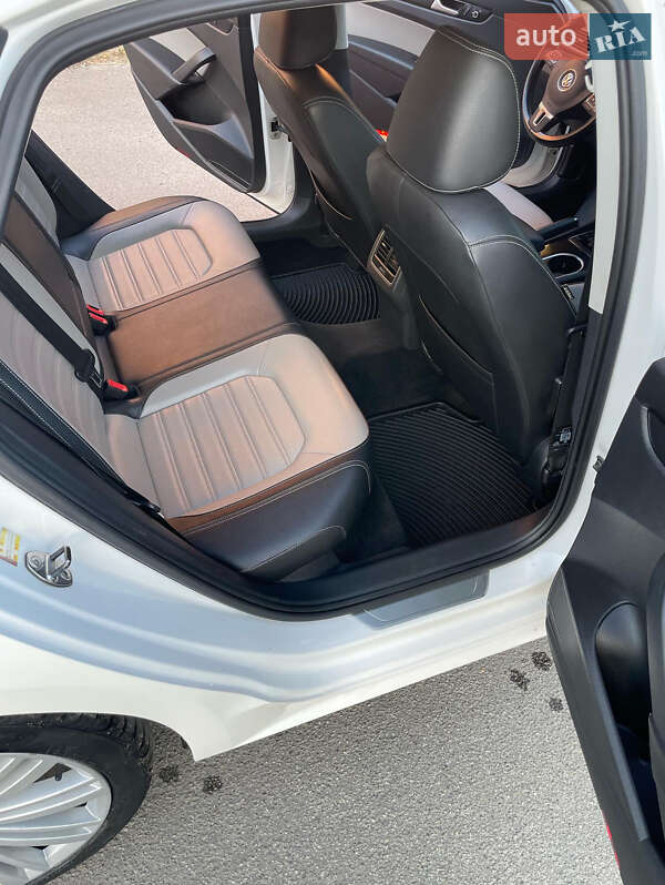 Седан Volkswagen Passat 2014 в Киеве