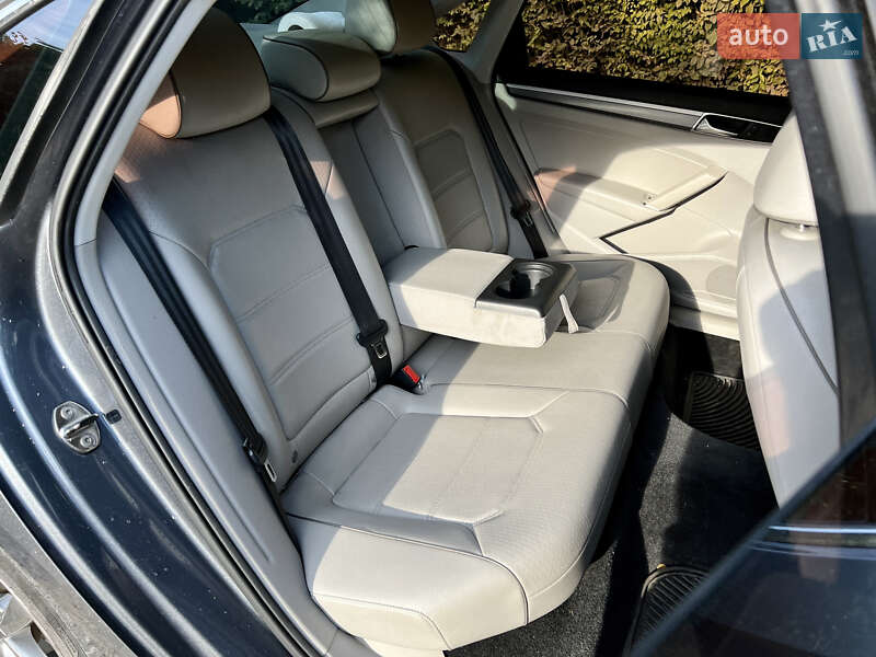Седан Volkswagen Passat 2016 в Луцьку