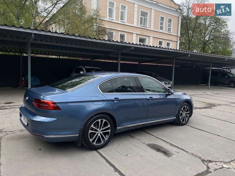 Седан Volkswagen Passat 2016 в Днепре
