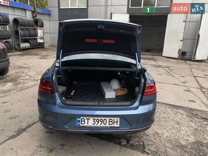 Седан Volkswagen Passat 2016 в Днепре