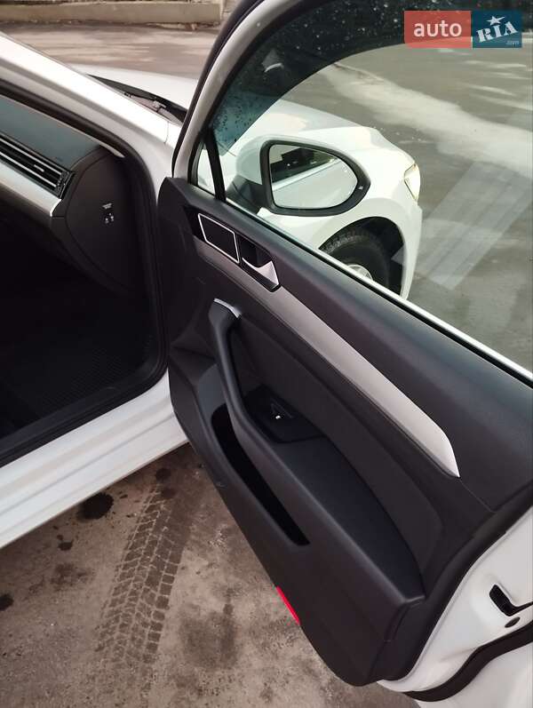 Універсал Volkswagen Passat 2015 в Старокостянтинові