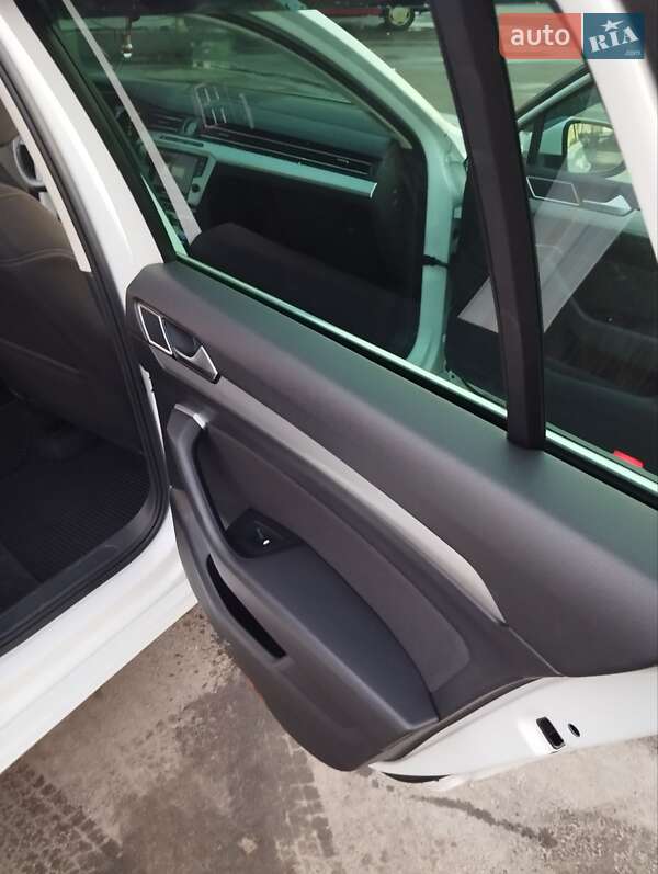 Універсал Volkswagen Passat 2015 в Старокостянтинові