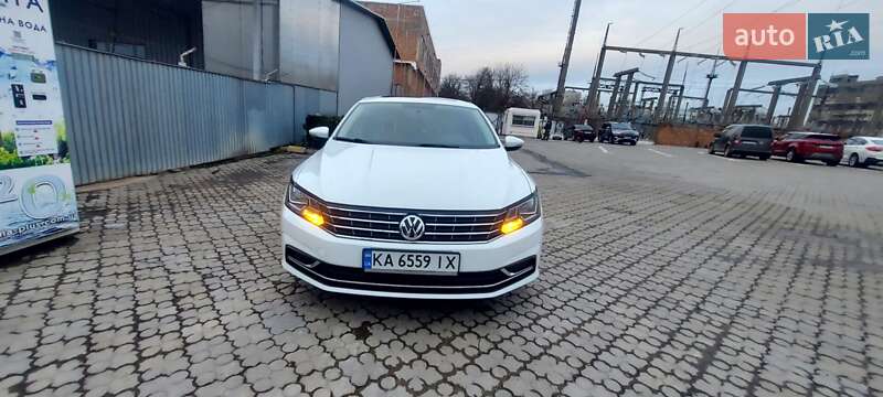 Седан Volkswagen Passat 2016 в Черновцах
