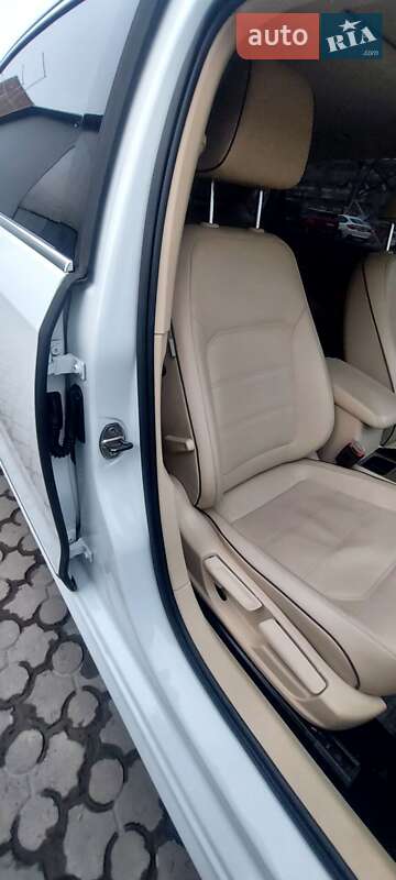 Седан Volkswagen Passat 2016 в Черновцах