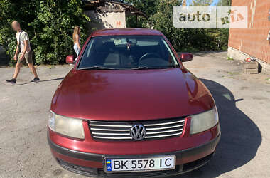 Седан Volkswagen Passat 1998 в Корце