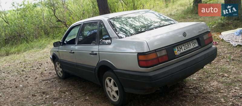 Седан Volkswagen Passat 1988 в Попельне