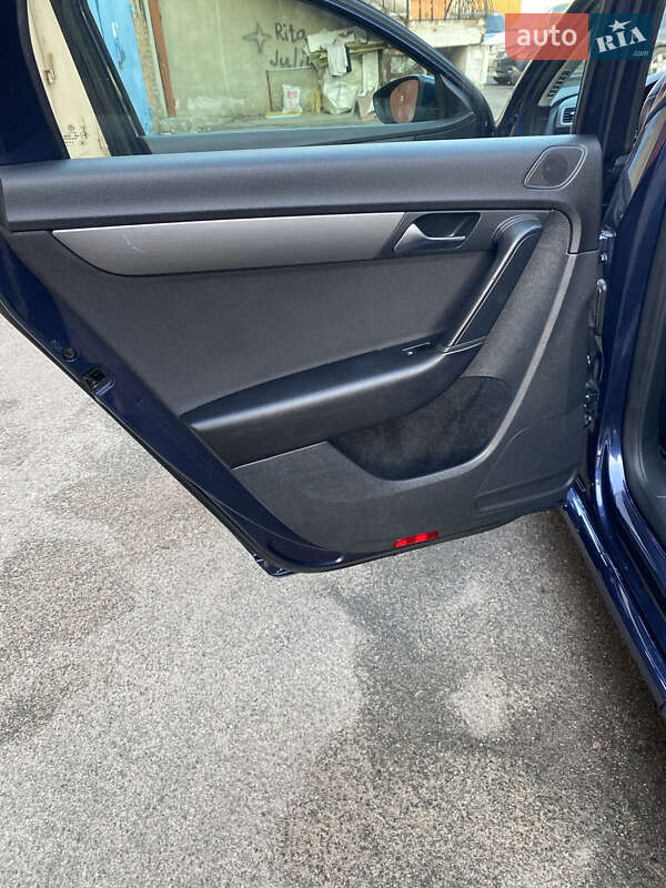 Универсал Volkswagen Passat 2012 в Киеве