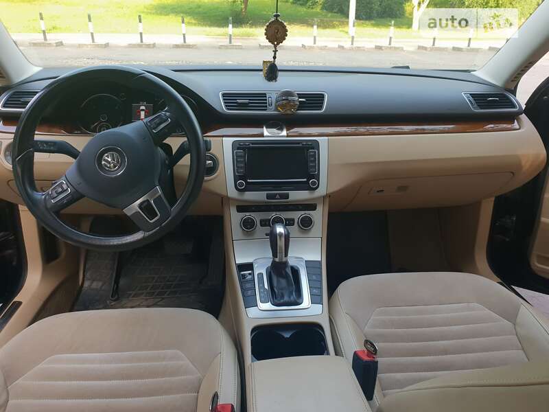 Універсал Volkswagen Passat 2013 в  фото Універсал Volkswagen Passat 2013 в