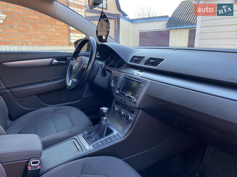 Універсал Volkswagen Passat 2011 в Житомирі