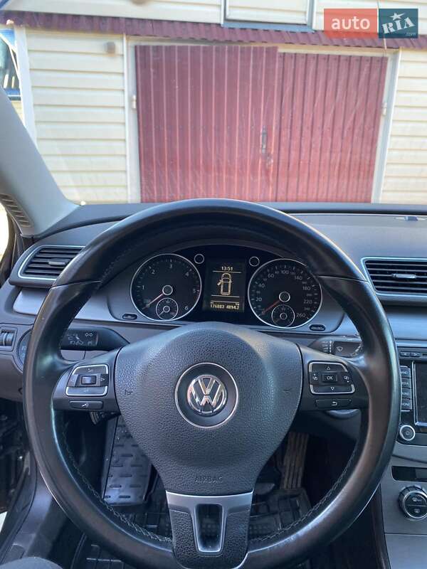 Універсал Volkswagen Passat 2011 в Житомирі