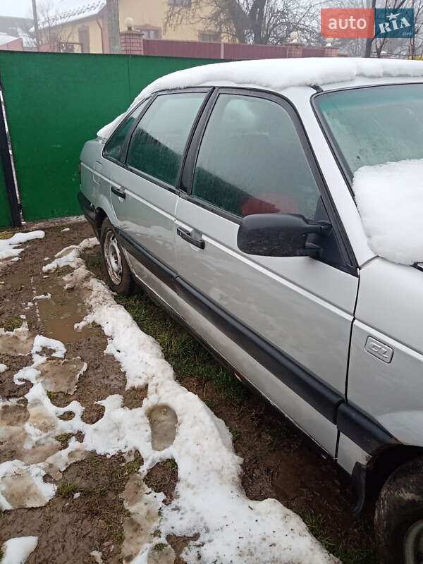 Седан Volkswagen Passat 1988 в Надвірній
