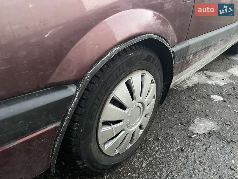 Седан Volkswagen Passat 1990 в Зміїві